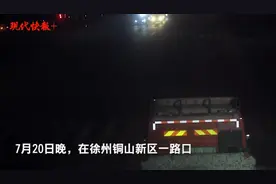 轿车闯黄灯，撞飞摩托车图片