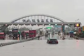 遇到积水路面如何开车？图片