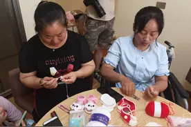 传统手工艺帮助贫困残疾人增收奔小康图片