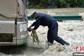 四川德格丹巴等地因降雨洪水上路公路断道 警民合力营救7名被困者图片