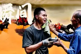 前线瞬间 | 兵妈妈看望抗洪儿子，现场泪目了图片