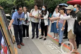 记者站站长边采访边推荐：“这里好漂亮，快来看！”图片