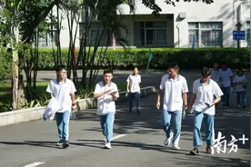 图集｜毕业快乐！中山实中学子中考后向老师献花，依依惜别图片