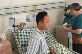 快递小哥挺身挡刀：当时拿起根棍子如何？图片