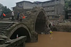 百年老桥挺过洪水后，桥头居民向它深深鞠躬，这一幕令我动容图片