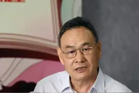 做客山西晚报直播间，作家杜斌掐着时间诵读经典图片
