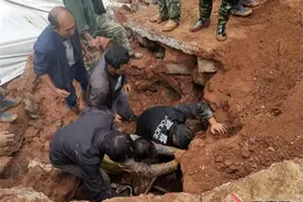 徒手刨挖1小时！云南玉溪民警从废墟中救出被埋老人图片