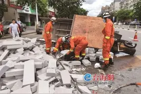 漳州漳浦：手扶拖拉机侧翻，司机被压图片