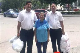 超暖！苏州83岁袖套奶奶缝300副袖套赠公交司机图片