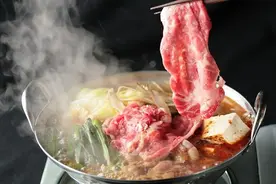 火锅吃出塑料片，食安问题不能“任性”图片