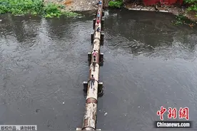 印度新德里遭大雨袭击 城市交通受阻路面发生塌陷(图)图片