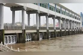“千里淮河第一闸”王家坝今日闭闸，暂停向蓄洪区进洪图片