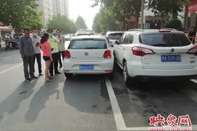 宝马女司机穿高跟鞋送孩子上学 幼儿园门口致四车相撞图片