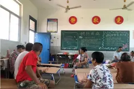 暖心！教室改“寝室”，学校变成临时的家图片