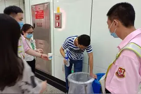 世纪大道站一位醉酒男乘客扯下口罩狂吐，工作人员递上温水和干净口罩，暖心图片