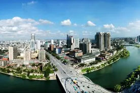 山东重工卢炳欣：打造扶贫“动车组”，助力沂南因地制宜奔小康图片