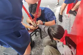 怀化两女生玩旧手铐，“连体婴”状被送到派出所和消防队图片
