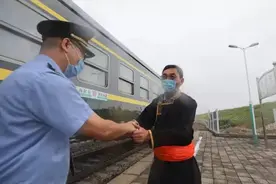 这列火车竟然只有两节车厢……图片