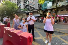 加油！高分学姐专程来助考，女生抱着她“吸口仙气”后走入考场图片