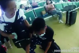 逃学投奔外婆 14岁少年跪地求母：不愿上培训学校图片