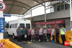 罚款？扣分？想的简单了！客车超员200%以上，两人被拘图片