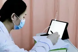 硬核妈妈！武大研究生忍痛在产房完成考试当晚诞下女儿视频封面