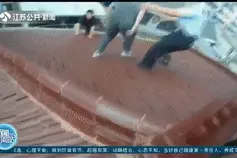 少女冲动欲跳楼，辅警屋顶“抱摔”救人，胳膊却被咬了一口图片