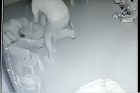静安一托育园老师午休时将孩子从床上摔在地上！涉事老师被开除，警方已介入调查图片