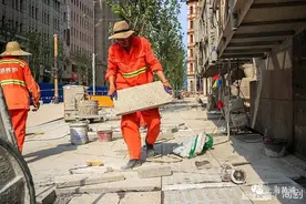 高温下的坚守｜致敬建筑工人，用汗水铺设南京路步行街的明天图片
