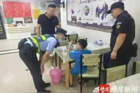 5岁男童独自到面馆就餐，掏硬币付钱时老板果断把他留下了图片