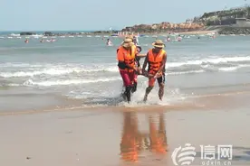 保安全防溺亡 青岛城管组织海水浴场溺水应急演练图片