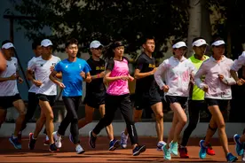 “奔跑女孩”踏上科学训练之旅图片
