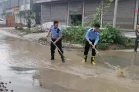 出警返程排积水图片