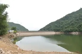 10岁女孩水库溺水，不会游泳的妈妈去救人……这时一个“影子”出现了图片