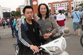 连云港：文科好成绩取得者陈奕铭：在不断积累中提高自己 理科好成绩取得者施彦锴：爱下围棋 爱看《老子》图片