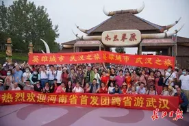 武汉迎重启后最大规模跨省旅游团，500余人同游木兰草原图片