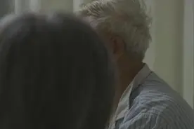 只是因为人群中多看了一眼！年轻医生上班路上飞奔救下心梗患者图片