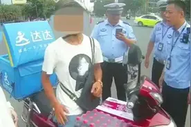 依法处理！违法摩托车主倒地耍无赖，反说“警察打人”图片