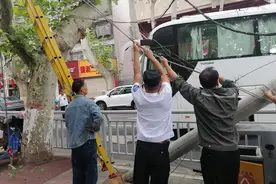 旅游大巴挂落电缆线导致交通堵塞，一群人忙活仨小时才恢复畅通图片