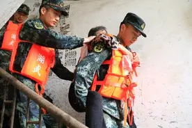从抗洪英雄到暖男，这场军营相亲会果真不一样图片