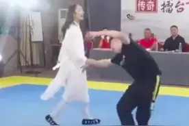 擂台上，“大师”挥一挥毛笔打倒4个壮汉！先别急着骂，“大师”有话说…图片