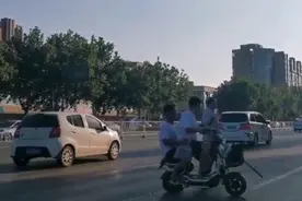 盲人车流中过马路，两少年为其挡车图片