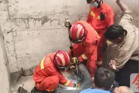 救援！广西一厂区工人坠入深坑，臀部被钢筋刺入，动弹不得图片