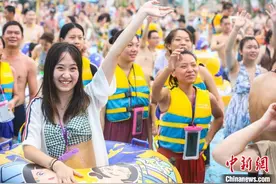 南昌进入最热“中伏天”民众亲水度夏享清凉（图）图片