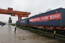 宜昌至成都沿江班列上线图片
