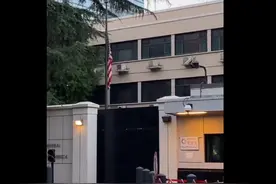 现场画面曝光！今晨，美国驻成都总领事馆降下美国国旗图片