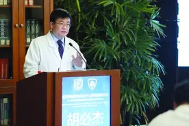 “感染侦探”胡必杰：出生医学世家，56岁“火线入党”，只因听了张文宏的一句话图片
