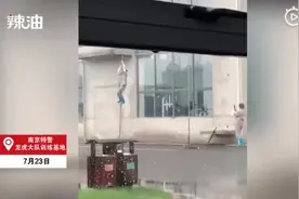 特警基地保洁阿姨轻松爬攀楼绳，网友：“扫地僧”既视感图片