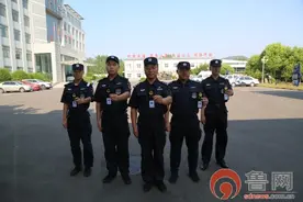 枣庄高新区公安分局为全区辅警制作发放辅警证图片