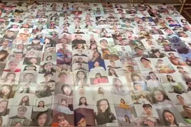 毕业礼上高校挂未返校学生自拍照：让他们“身临其境”视频封面